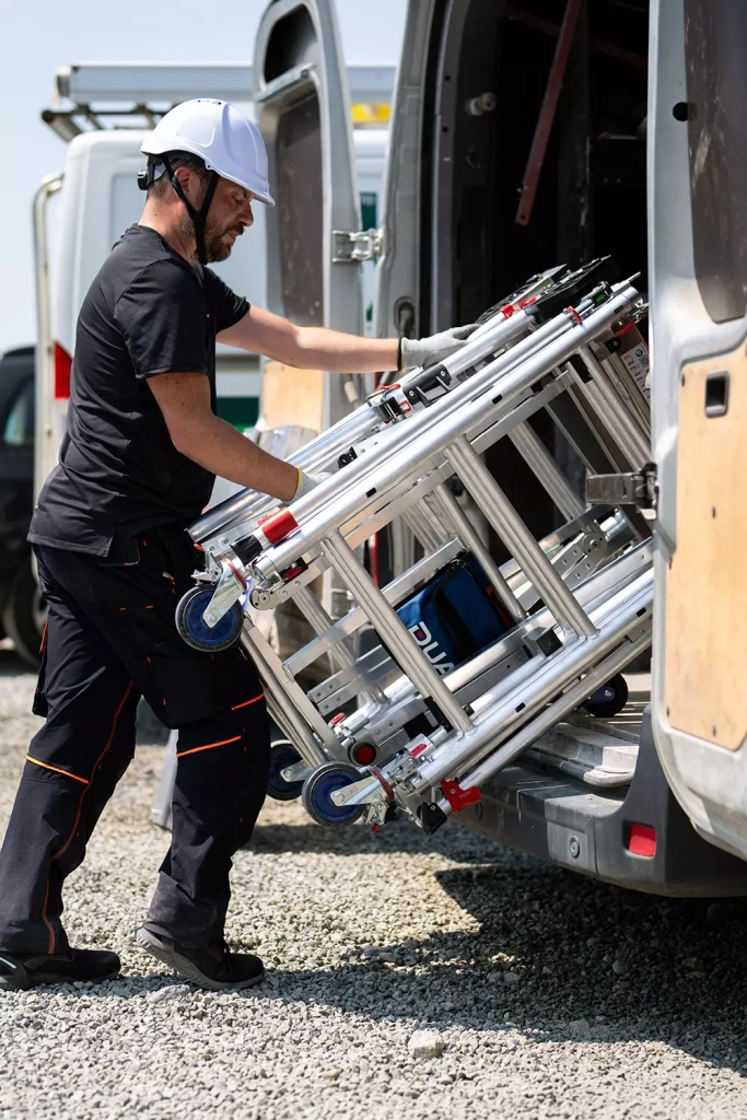 Échafaudage roulant télescopique NOMAD aide au chargement intégrée