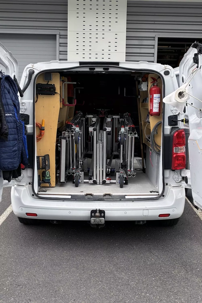 Échafaudage roulant télescopique NOMAD occupe très peu de place dans l'utilitaire